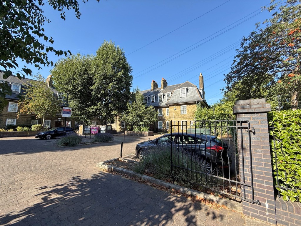 Lot: 210 - FLAT IN NEED OF REFURBISHMENT - View of block from street